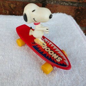 RARE VINTAGE Snoopy on Skateboard Copyright 1956.Signed on Bottom